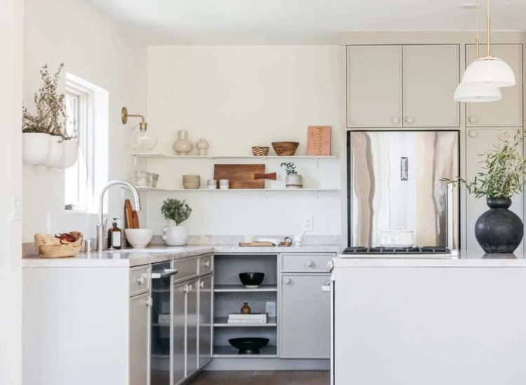 White kitchen walls in a neutral tone, providing a clean and timeless backdrop that enhances brightness and versatility.