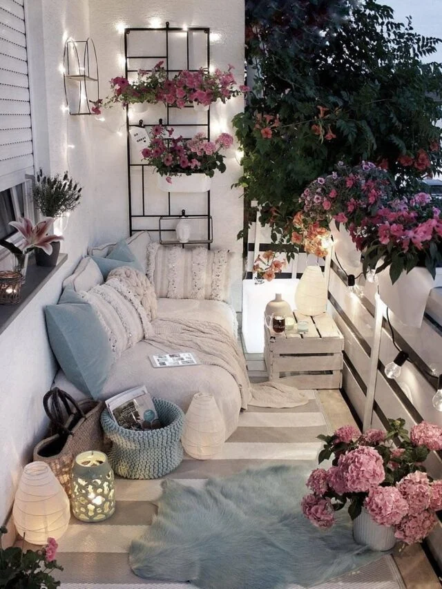 Modern-Balcony-Furniture-with-Bold-Accents