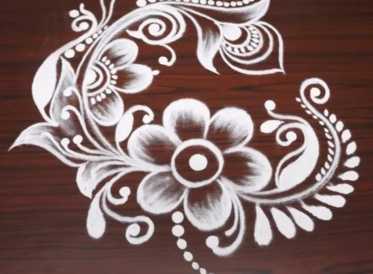 49.Free Hand Rangoli Freehand rangoli design showcasing creative, fluid patterns with vibrant colors, allowing for artistic expression and festive charm.