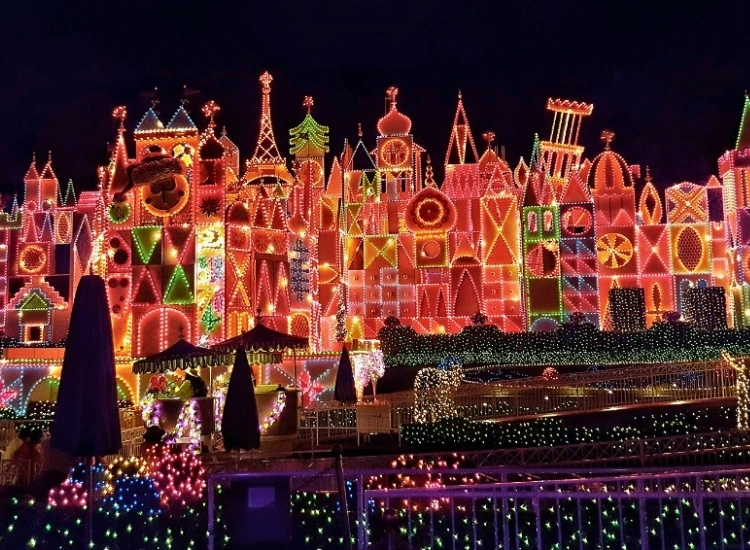 "Experience a festive glow across the Golden State with California Christmas lighting, adding a warm and vibrant touch to holiday celebrations."