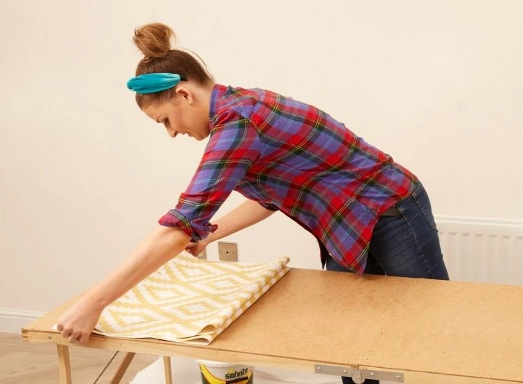 28. Women booking the bathroom wallpaper Women booking the bathroom wallpaper.