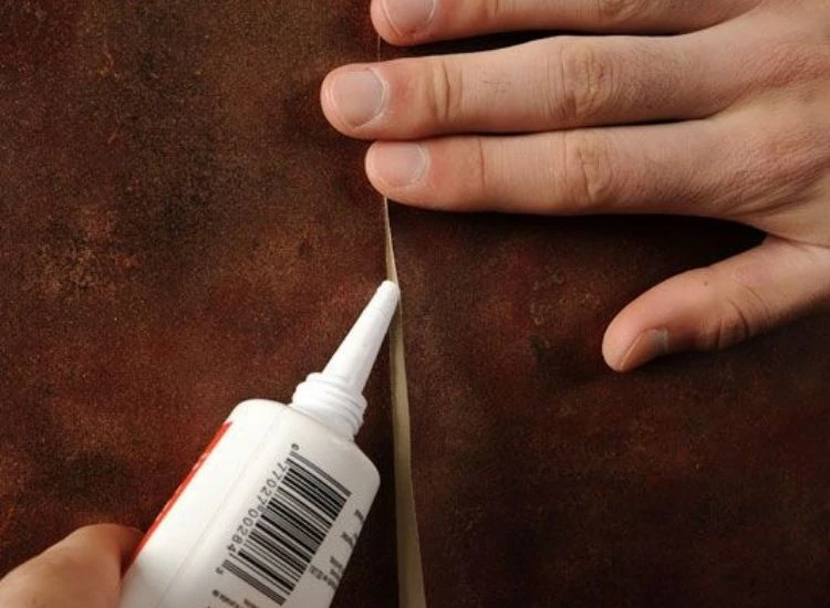 30. Sealing of bathroom wallpaper Women booking the bathroom wallpaper.