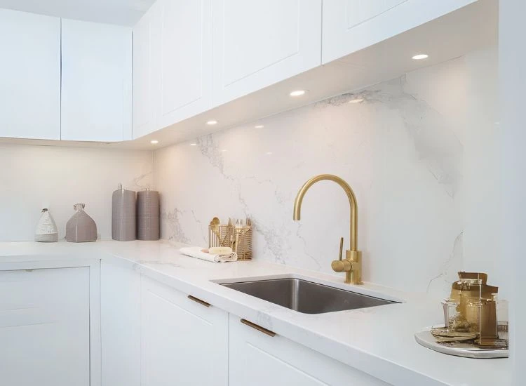 7. Carrara marble kitchen countertop backsplash 7. Carrara marble kitchen countertop backsplash